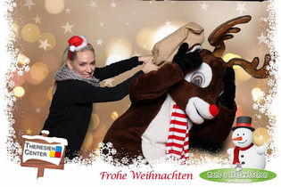 Youbox Foto-Aktion in den Regensburg Arcaden. Hier: Frau fängt Rentier "Rudi" in winterlichem Rahmen