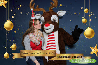 Youbox Foto-Aktion in den Regensburg Arcaden. Hier: Frau mit Rentier "Rudi" in Weihnachtsrahmen