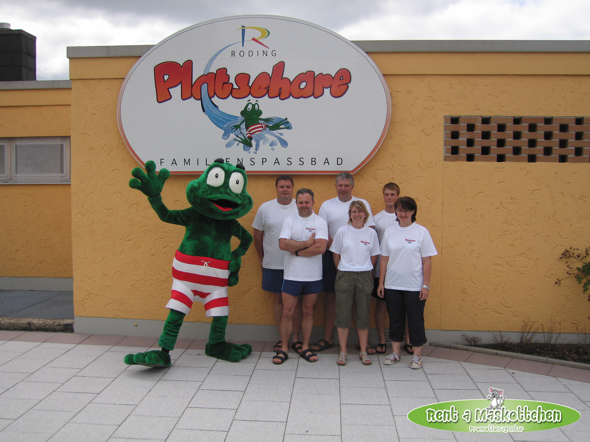 Maskottchen "Badefrosch Lino" mit dem Team vom "Platschare" Familienspaßbad in Roding