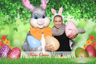 Youbox Foto-Aktion im Theresien Center. Hier: Frau mit Hase "Hops" auf Oster-Hintergrund.